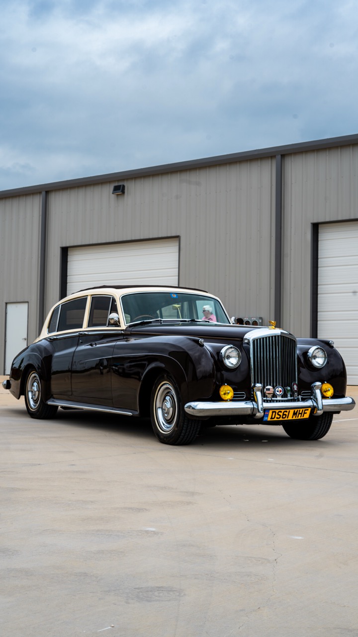 Factory Sandalwood reinterpreted with a two-tone Java Brown and Pastel Cream vinyl wrap, sealed with PPF and ceramic coating for modern durability. Executed edge-to-edge with period-correct precision. Finish preserves heritage while adding long-term protection.